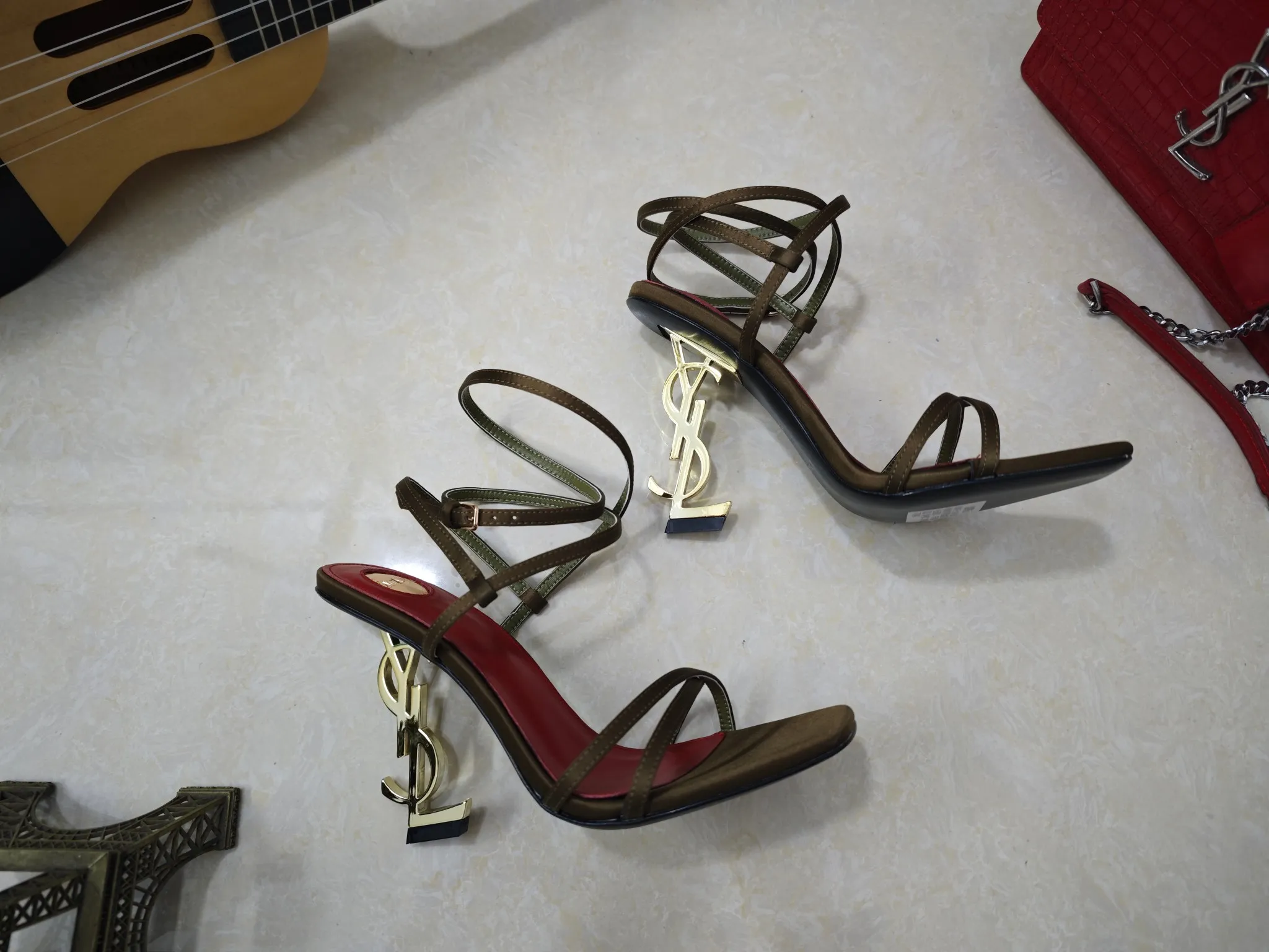 👟👟Ex-factory price 540👟👟【Saint Laurent】Yves Saint Laurent, high-heeled YSL high heels💃2025 early spring counter synchronizes the latest styles, YSL, decoration👠 Classic and high-quality glamorous masterpieces, the hottest autumn and winter series in the counter, with temperament, fashion, classic and attractive design style 😌The effect on the feet is particularly beautiful〰️, the materials are imported from Italy 🇮🇹 calf, imported black sheepskin, lining, and foot pads; sheepskin, stiletto high heels, size 35-41 (34.41.42 must be customized, non-refundable) outsole; imported genuine leather outsole, with full counter packaging